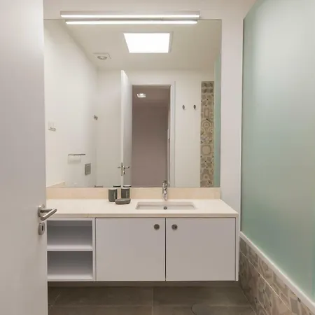 דירה High Ceiling Duplex At Cais Do Sodre *