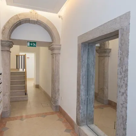 High Ceiling Duplex At Cais Do Sodre *